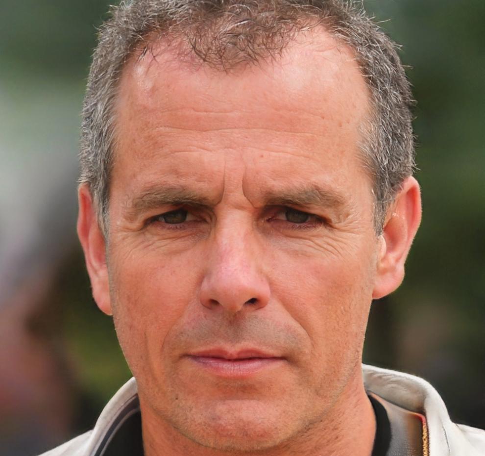 Porträtfoto von Lennart Thiemann, Finanzanalyst und Programmleiter